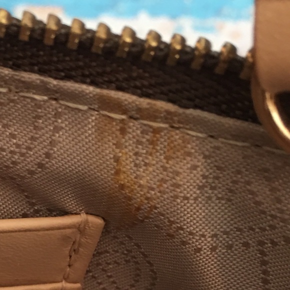 🌼 SALE! Michael Kors Mini Bag/ Wristlet! - Picture 5 of 5